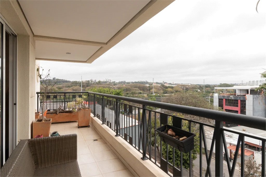 Apartamento à venda com 4 quartos, sendo 2 suítes, em Alto de Pinheiros, São Paulo, SP