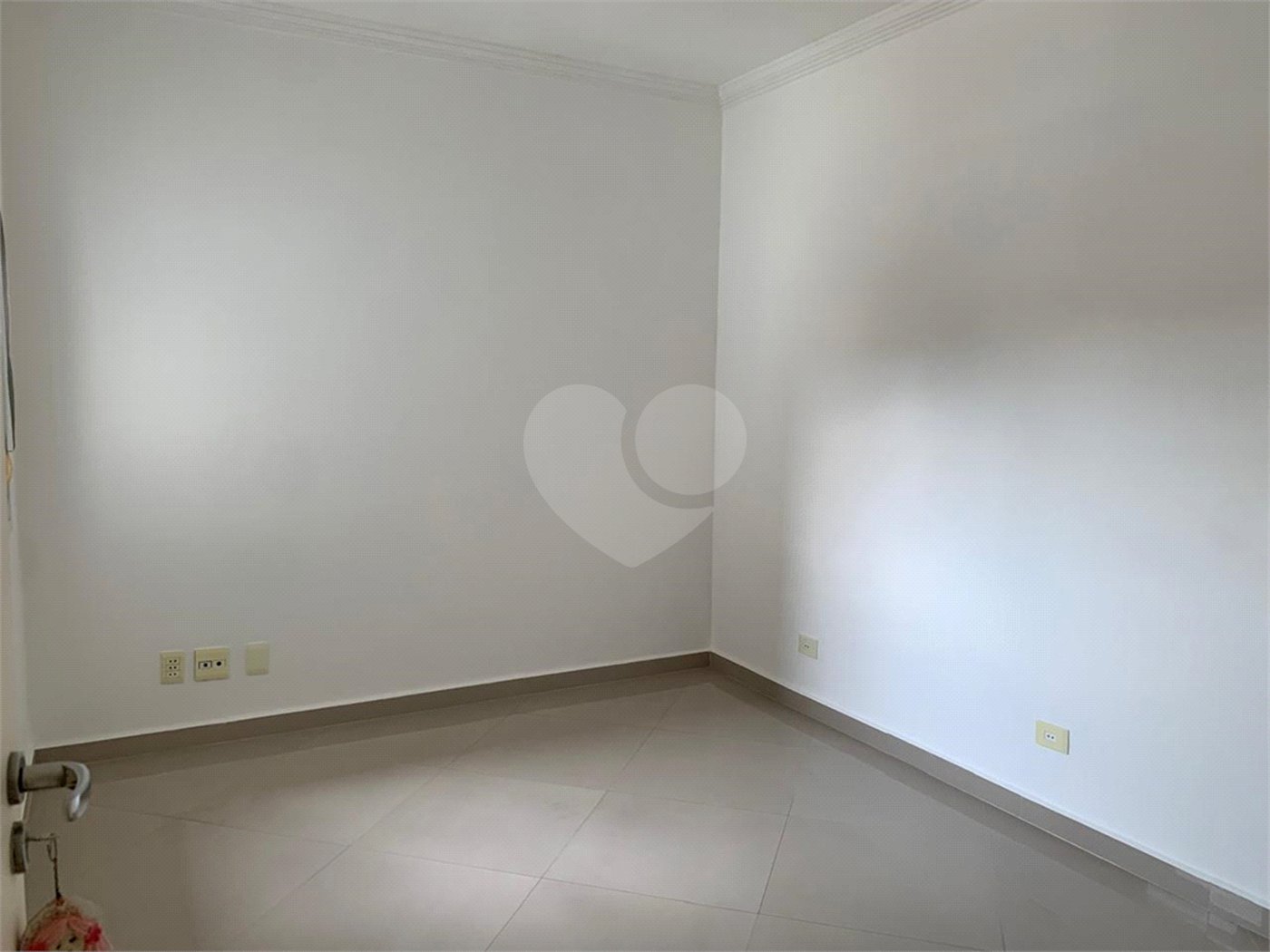 Sobrado à venda com 4 quartos, sendo 1 suíte, em Vila Campo Grande, São Paulo, SP
