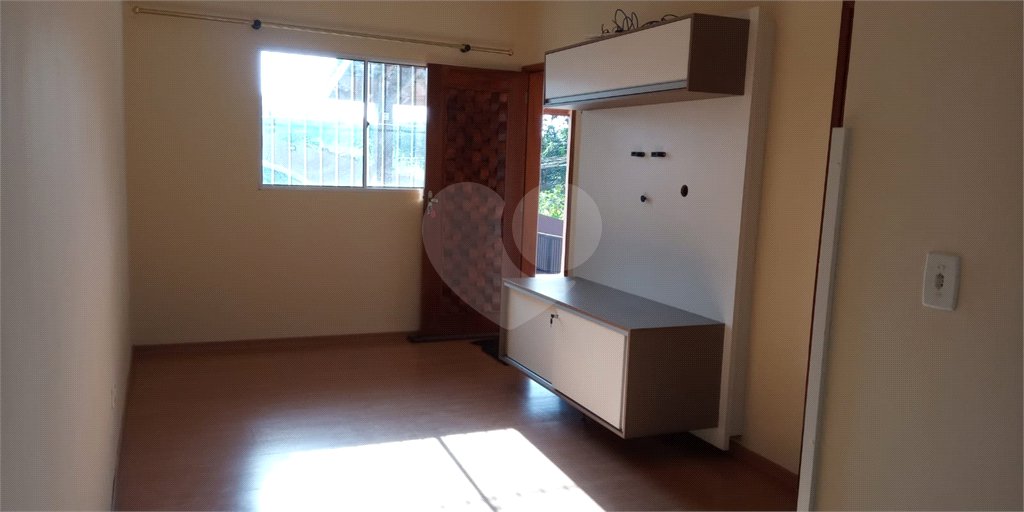 Linda casa em condomínio fechado com 2 Dormitórios.
