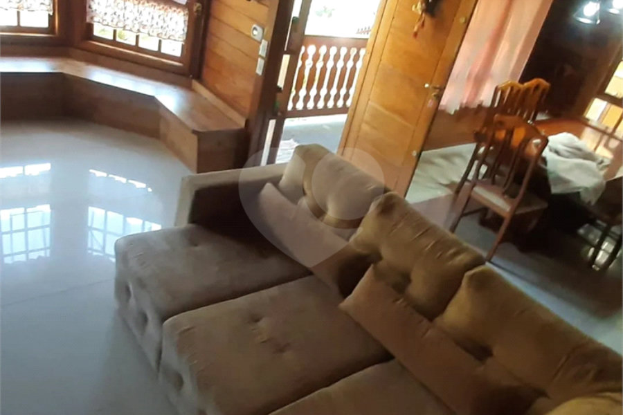 Casa à venda com 5 quartos, sendo 1 suíte, no condomínio Parque Suiça, Caieiras - SP