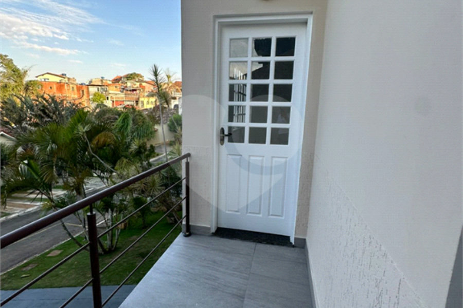 Casa à venda com 4 quartos, sendo 1 suíte,  no condomínio Jardim das Acácias, Cotia - SP