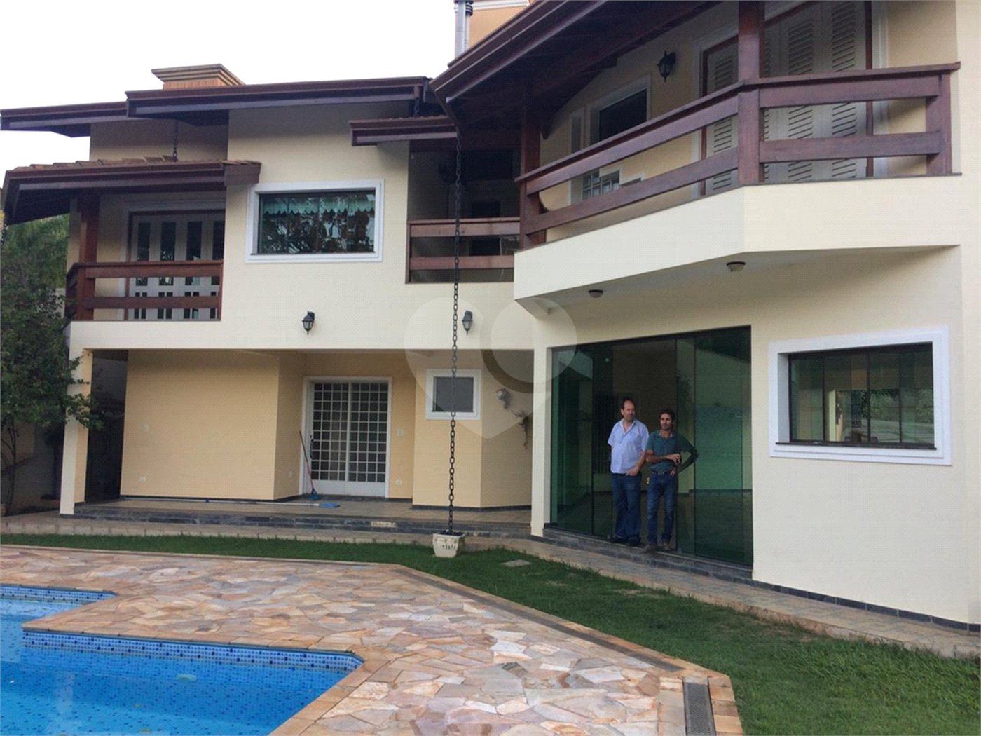 Casa à venda com 4 quartos, sendo 2 suítes, no condomínio Flamboyant, Atibaia - SP