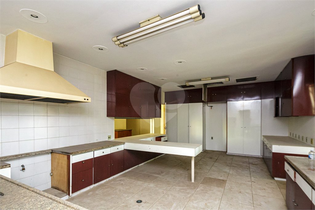 Casa à venda com 5 quartos, sendo 3 suítes, no condomínio Chácara Flora, São Paulo - SP