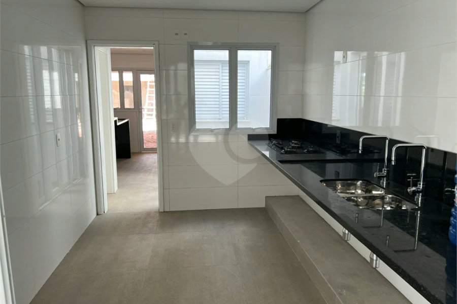 Casa à venda com 4 quartos, sendo 2 suítes, no condomínio Residencial Floresta, São Paulo - SP