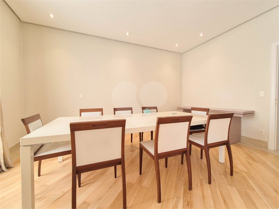 Apartamento à venda ou para alugar com 4 quartos, sendo 3 suítes, em Moema, São Paulo, SP