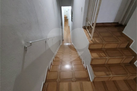 Sobrado à venda com 4 quartos em Vila Jurema, Ferraz de Vasconcelos, SP