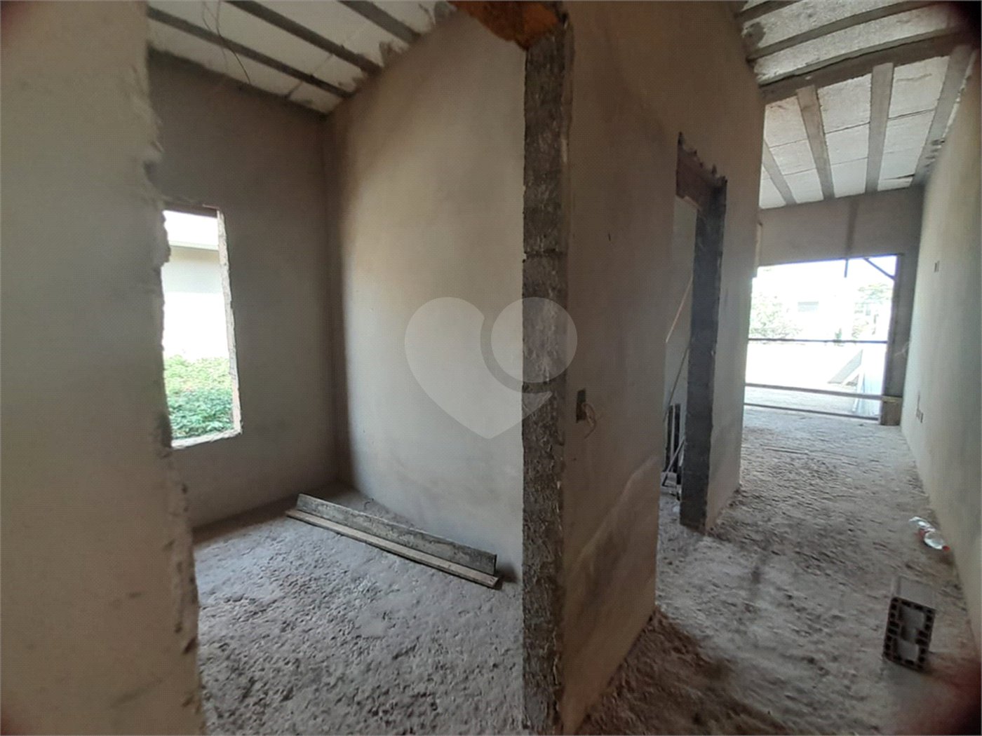 Casa em Construção com Área Gourmet e Piscina no Condomínio Damha II