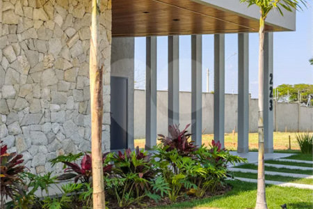 Indaiatuba - Condominio Villa Sapezal - 318 m² de Terreno - 230 m² de Área Construída - 3 suítes, sendo 1 Master com closet planejado - Sala de TV - Sala de estar integrada à Sala de jantar - Cozinha com móveis planejados - Despensa - Escritório planejado - Lavabo - Piscina com preparação para aquec