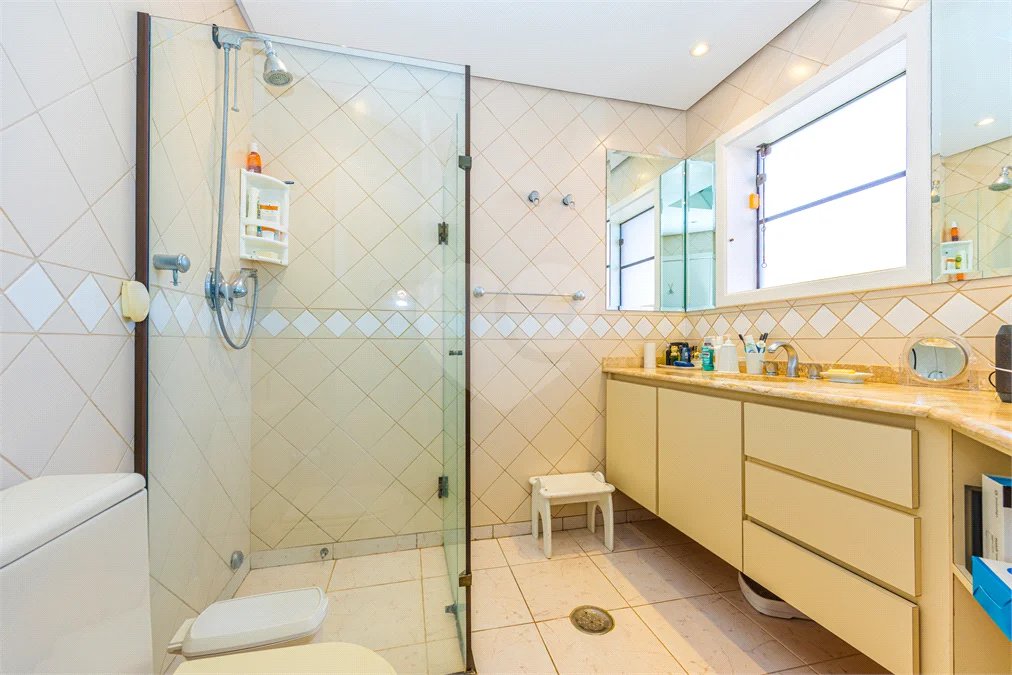 Casa à venda com 4 quartos, sendo 3 suítes, em Interlagos, São Paulo, SP