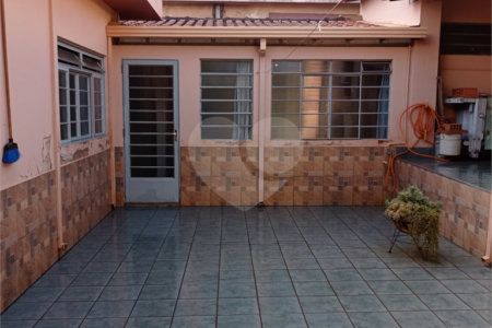 Linda casa no centro com 3 quartos.