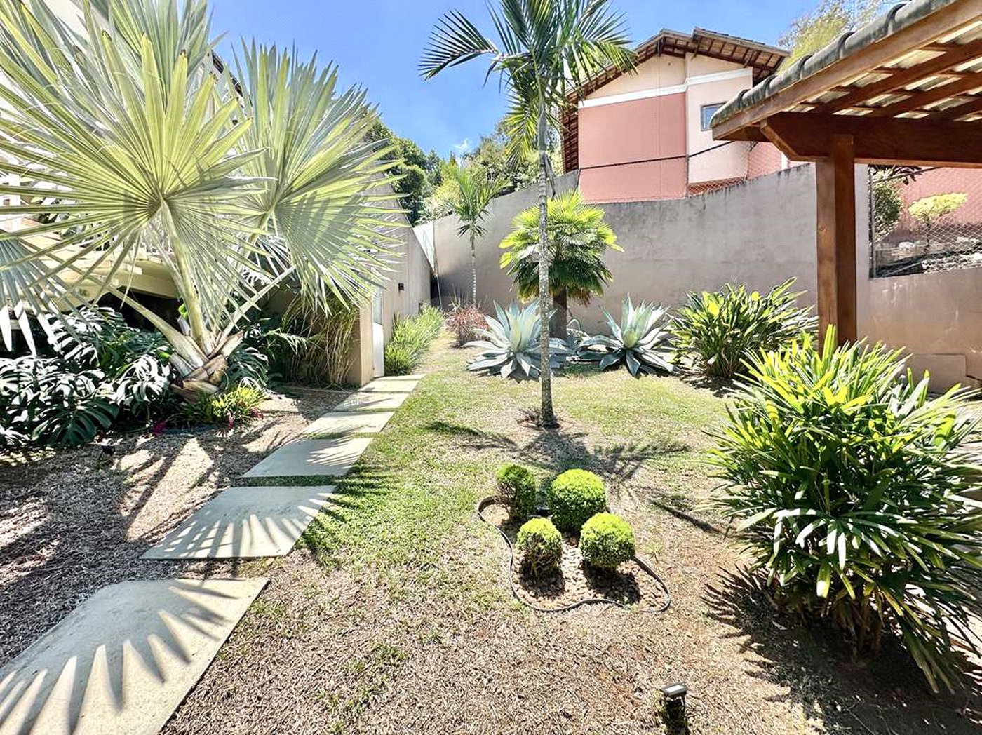 Casa à venda com 4 quartos, sendo 3 suítes, no condomínio Vilarejo, Carapicuíba - SP