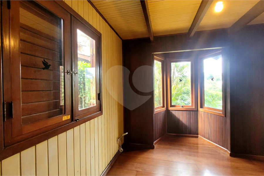 Casa à venda ou para alugar com 3 quartos, sendo 1 suíte, no condomínio Associação Reserva das Hortênsias, Mairiporã - SP