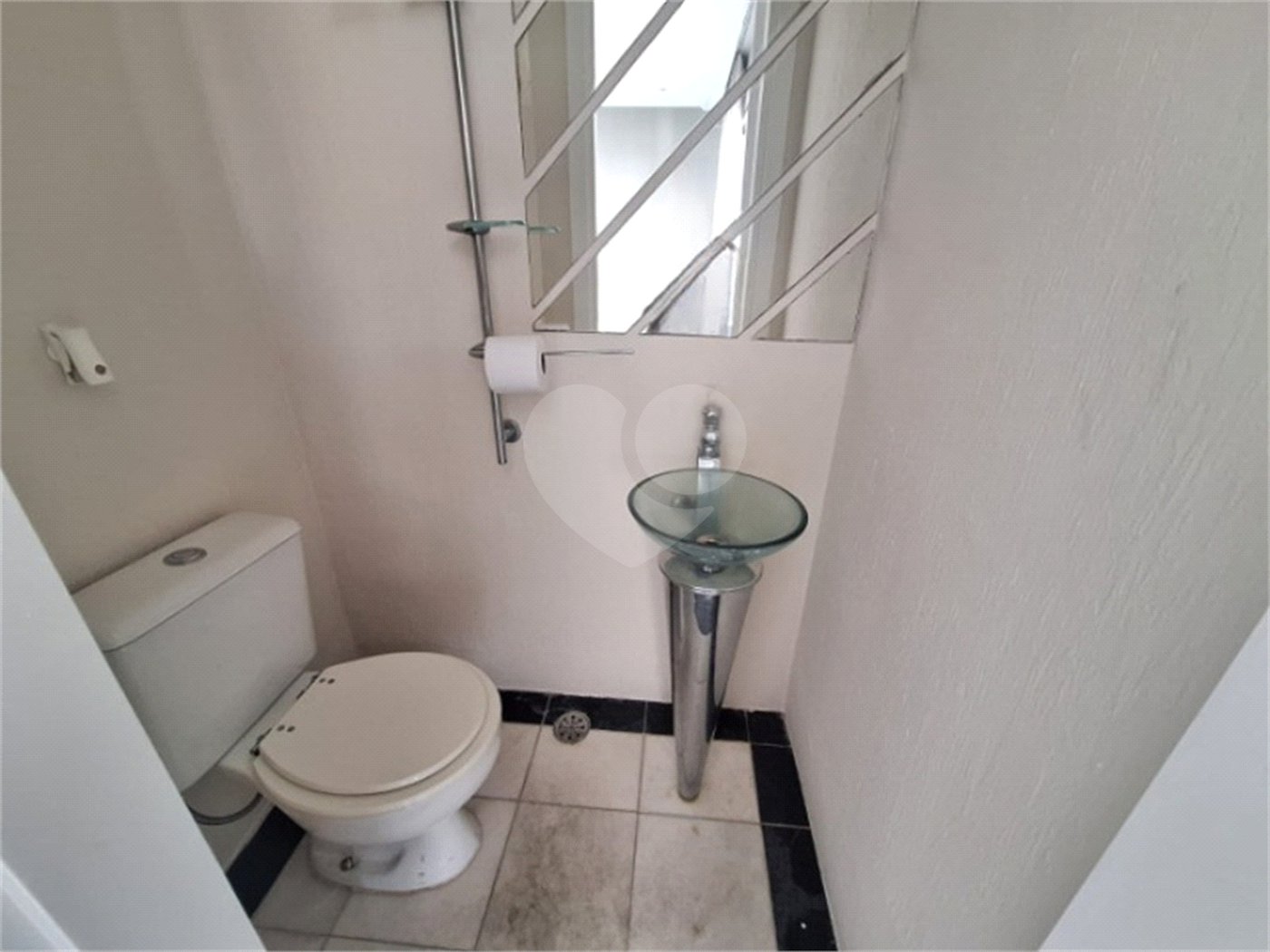 Apartamento para locação com 2 dormitórios, sendo 1 suíte com 02 vagas, totalmente climatizado nos 3 ambientes