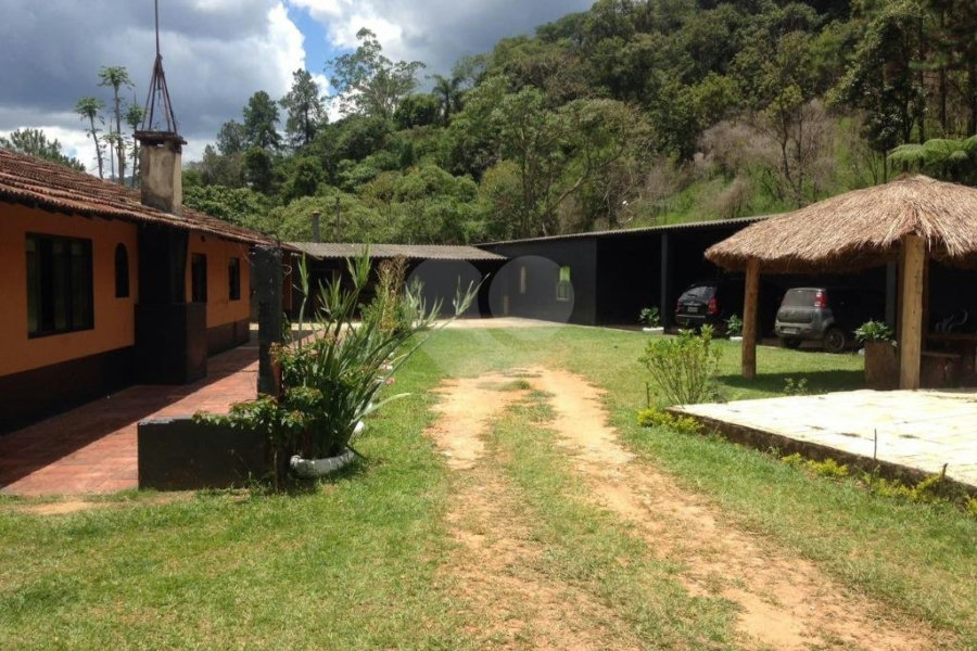Casa à venda com 6 quartos, sendo 2 suítes,  em Roseira, Mairiporã, SP
