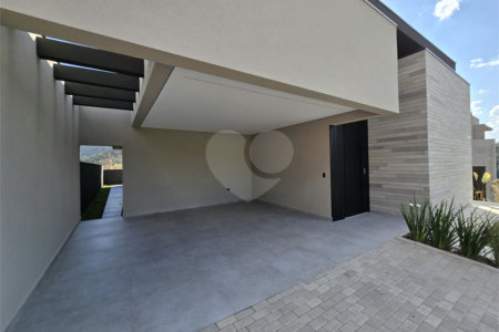 Maravilhosa Casa térrea em condomínio fechado no Portal Lamis, com 3 suítes, piscina privativa e persianas elétricas em excelente condomínio com salão de festas, piscina, quadras de tênis, beach tênis e campo de futebol. Vista cinematográfica da Pedra Grande.
