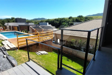 Casa à venda com 4 suítes no condomínio Figueira Garden, Atibaia - SP