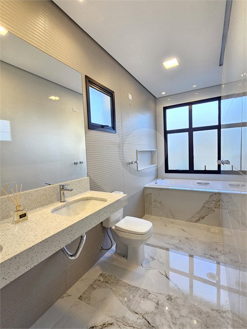 Casa à venda com 3 quartos, sendo 1 suíte,  no condomínio Villas do Jaguari, Santana de Parnaíba - SP