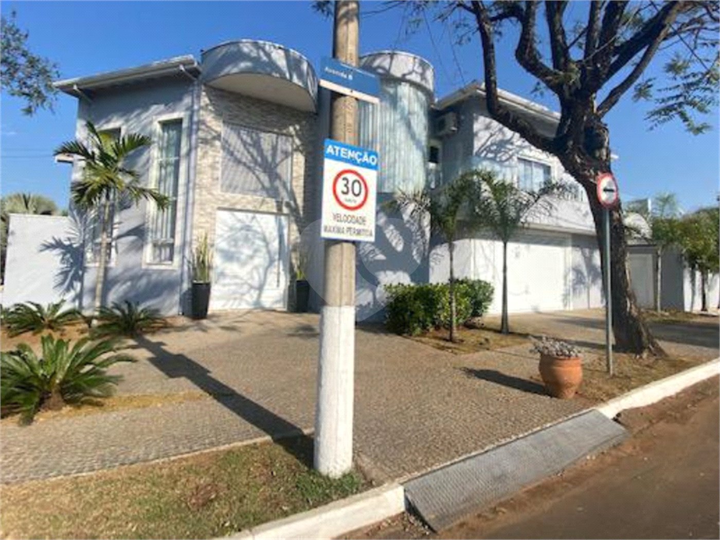 Casa à venda com 3 suítes no condomínio Campos do Conde I, Paulínia - SP