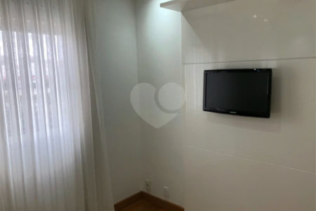 O Seu Apartamento Exclusivo: 74 m² Reformados ao Lado do Ibirapuera!