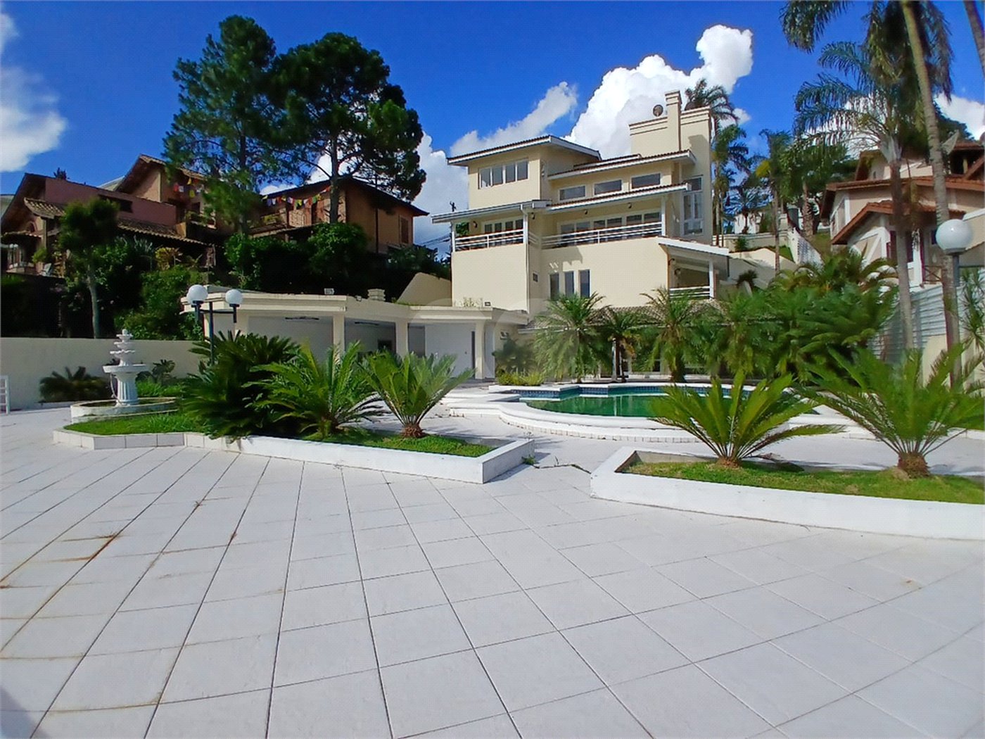 Casa à venda com 4 quartos, sendo 2 suítes, no condomínio Flamboyant, Atibaia - SP
