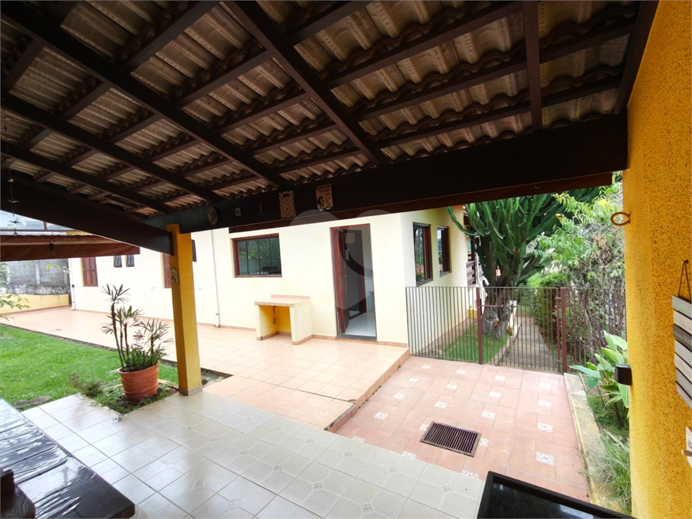 Casa à venda com 4 quartos, sendo 2 suítes,  em Country Residencial Felix, Bom Jesus dos Perdões, SP