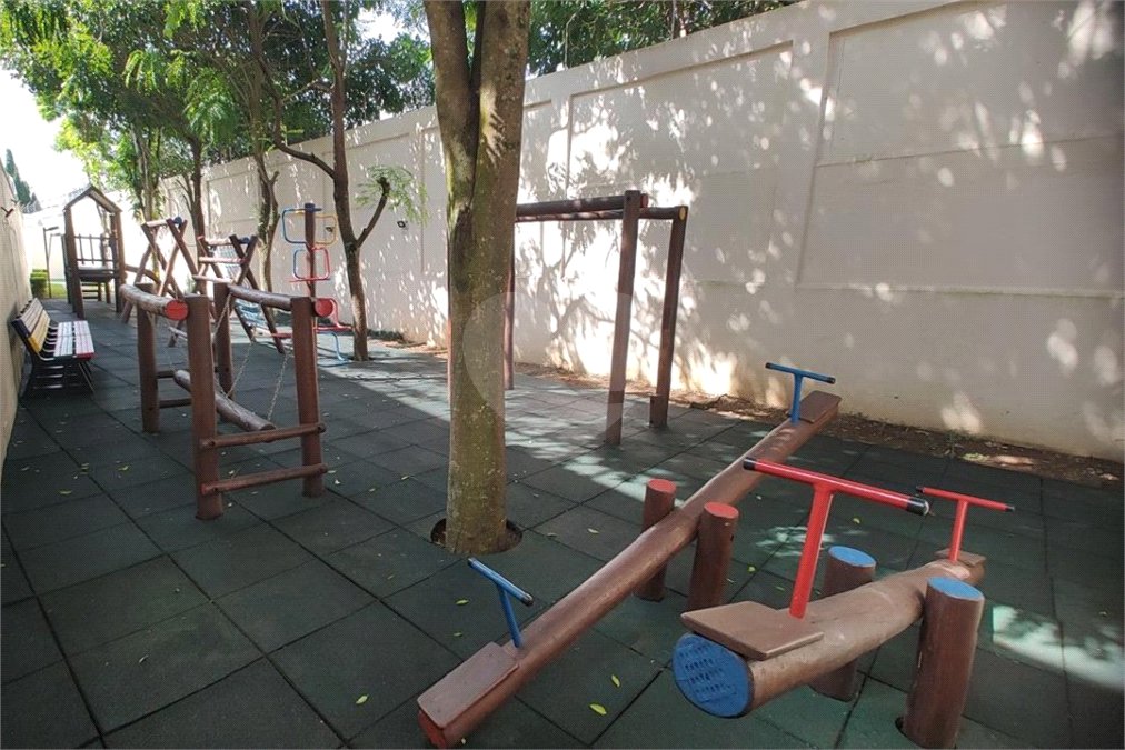 Casa à venda com 4 quartos, sendo 2 suítes, no condomínio Vila das Andorinhas, São Paulo - SP
