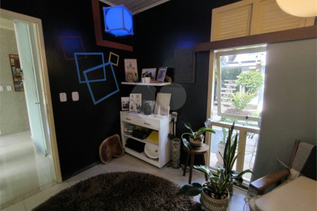 Casa à venda com 4 quartos, sendo 2 suítes, no Centro, Santa Cruz Cabrália, BA