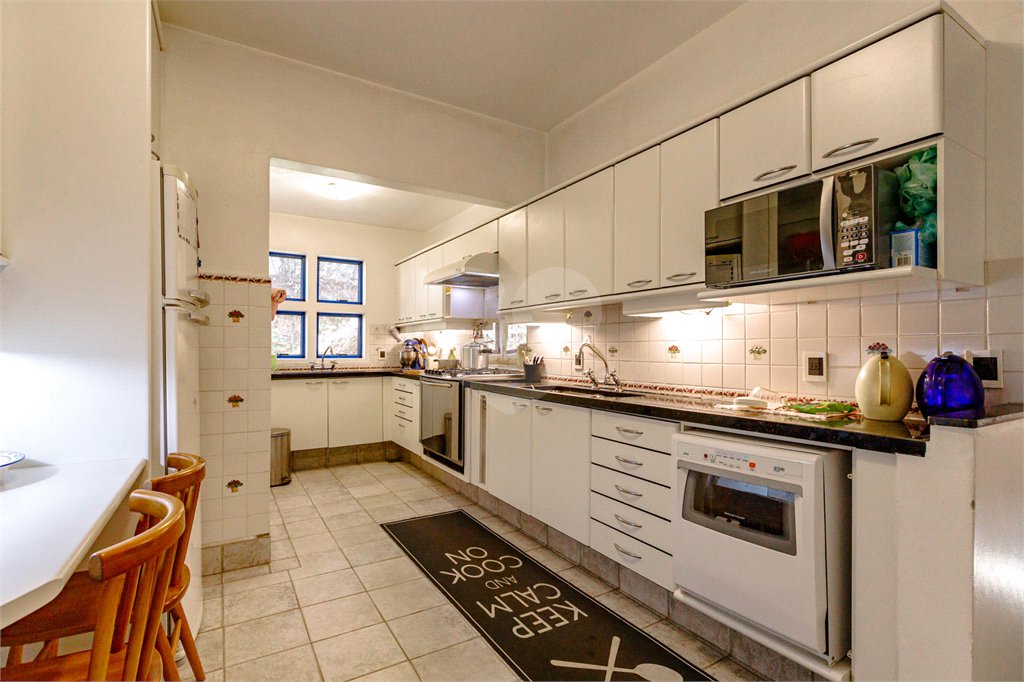 Casa à venda com 4 quartos, sendo 2 suítes, em Jardim Everest, São Paulo, SP