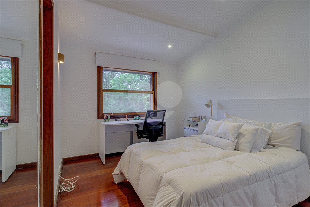 Casa à venda com 4 quartos, sendo 2 suítes, no condomínio Vila Antonieta, São Paulo - SP