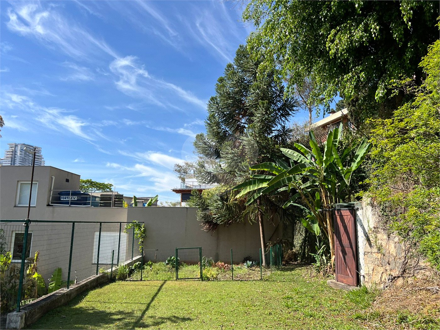 Terreno à venda no condomínio Jardim Vitória Régia, São Paulo - SP