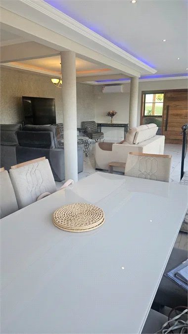 Indaiatuba- condominio Vale das Laranjeiras - Itaici - Terreno 3040,00 ms- construida 220ms - 3 dormitórios, sendo 2 suítes e uma suíte master com closet, além de uma sala ampla com 3 ambientes, Cozinha planejada,, campo de futebol/vôlei, Area de lazer com piscina, espaço gourmet com churrasque