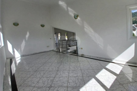 Casa à venda com 4 quartos, sendo 2 suítes, no condomínio Flamboyant, Atibaia - SP
