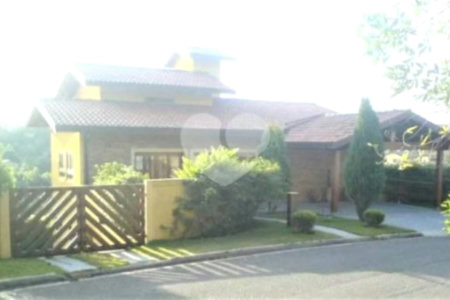 Casa à venda com 3 quartos, sendo 1 suíte, no condomínio Estância Marambaia, Vinhedo - SP