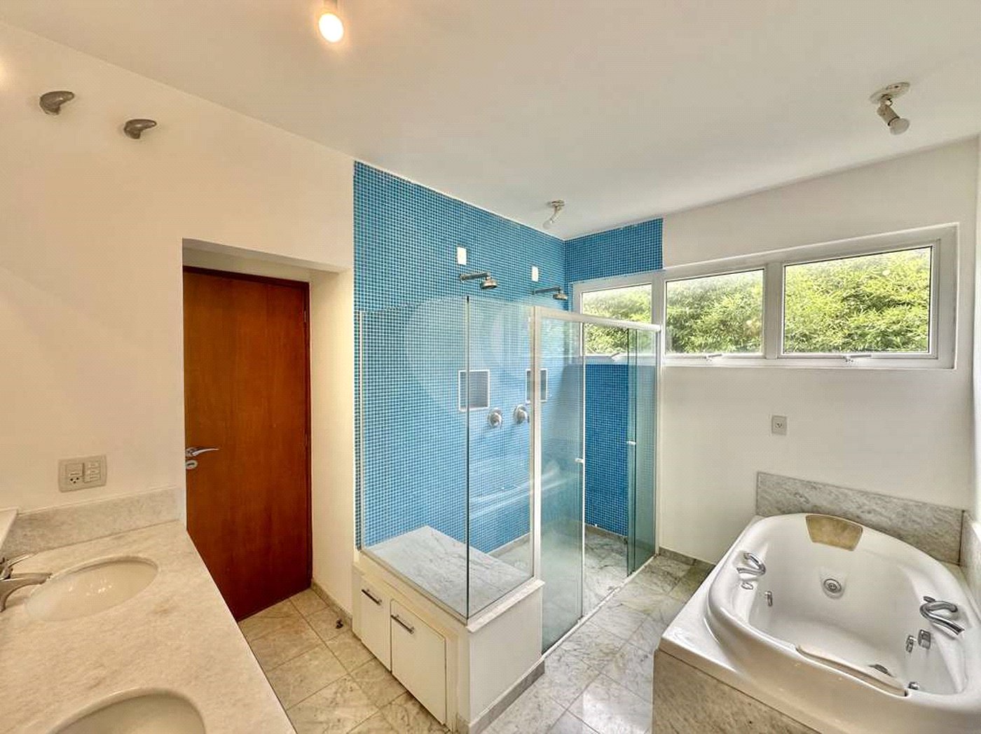 Casa à venda com 4 suítes no condomínio Recanto Impla, Carapicuíba - SP