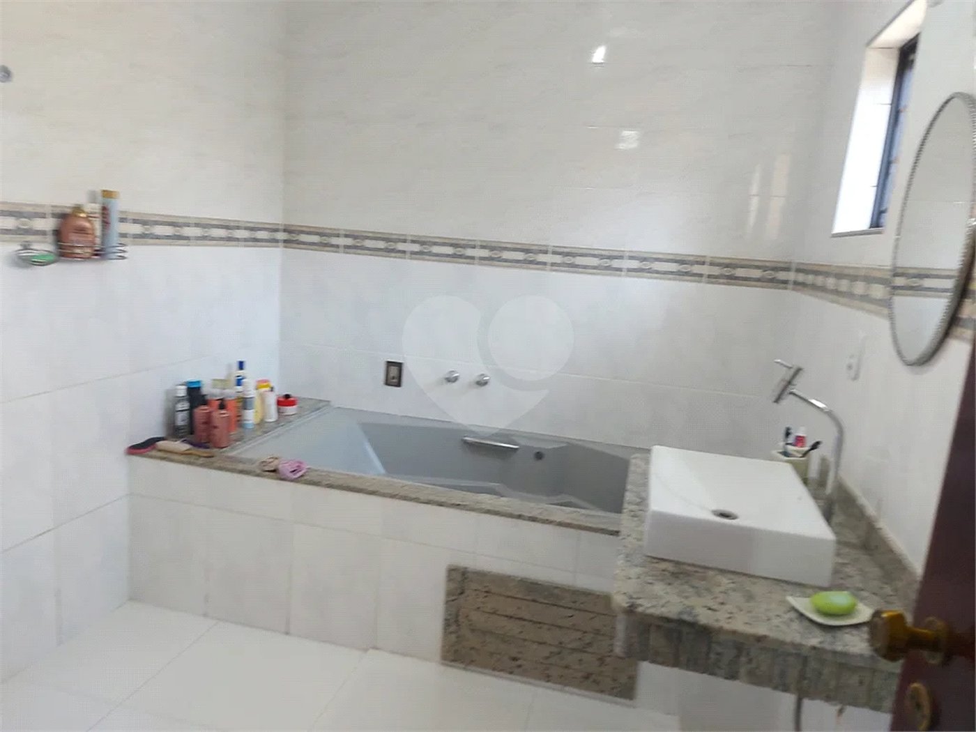 Casa à venda com 4 quartos, sendo 3 suítes, no Centro, Vinhedo, SP