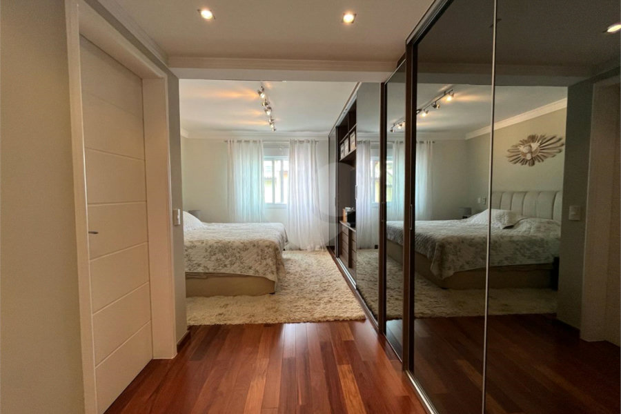 Casa à venda com 4 quartos, sendo 2 suítes, no condomínio Floradas da Serra, São Paulo - SP