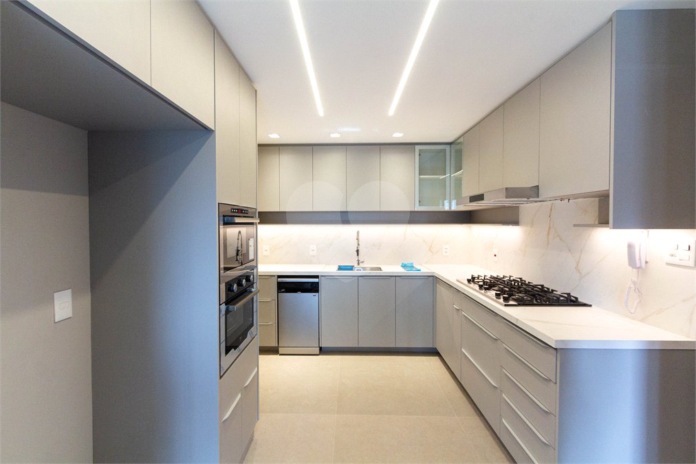 Apartamento à venda ou para alugar com 3 suítes em Moema, São Paulo, SP