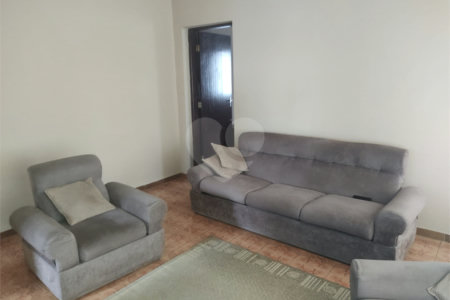 Sobrado Residencial com 225m² e 5 dormitórios no total, localizado no bairro do Jardim Maria Dirce.