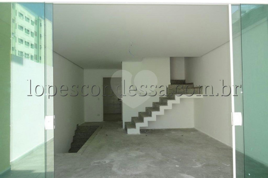 Sobrado à venda com 3 suítes em Horto, São Paulo, SP