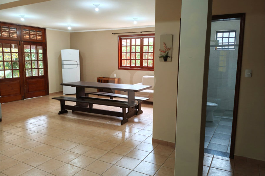 Casa à venda com 4 quartos, sendo 2 suítes,  em Country Residencial Felix, Bom Jesus dos Perdões, SP