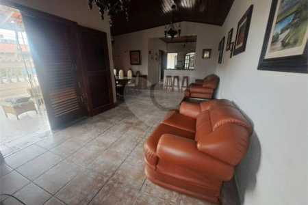 Casa à venda com 4 quartos, sendo 1 suíte, em Indaiá, Caraguatatuba, SP