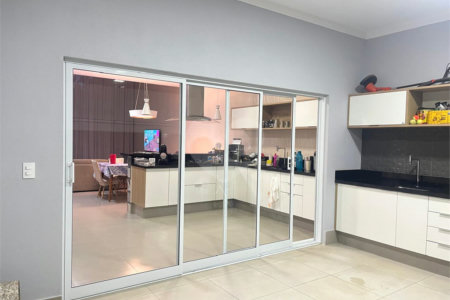 Casa à venda com 3 quartos, sendo 1 suíte, no condomínio Residencial Golden Ville, Itapetininga - SP