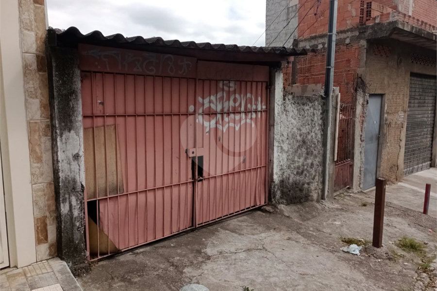 Terreno com 6 casas em 293m² de área total.