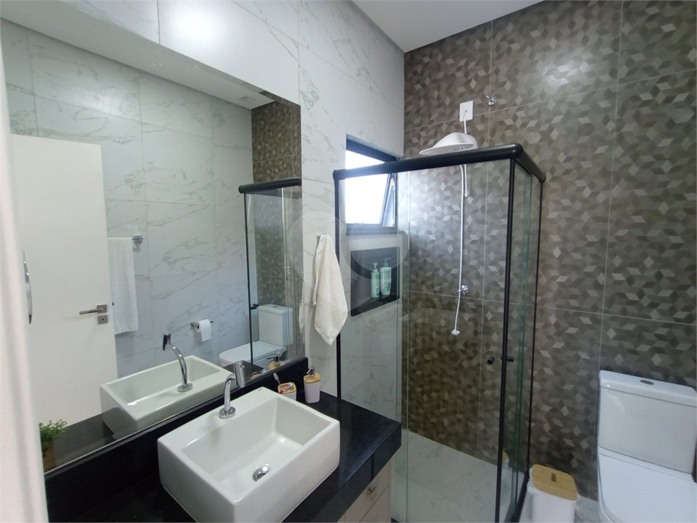 Casa à venda com 3 quartos, sendo 1 suíte, no condomínio Lago dos Ipês, Itapetininga - SP