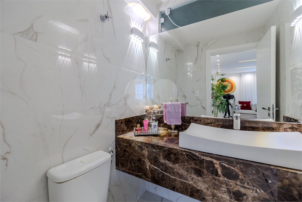 Apartamento à venda com 2 quartos e 3o reversível, no Baixo Jardins