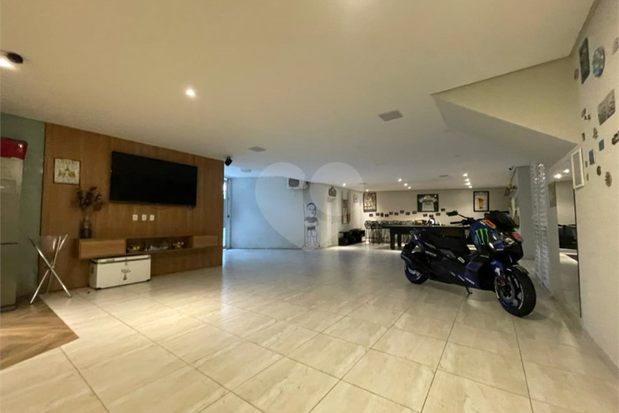 Casa com 4 quartos em condomínio fechado com piscina