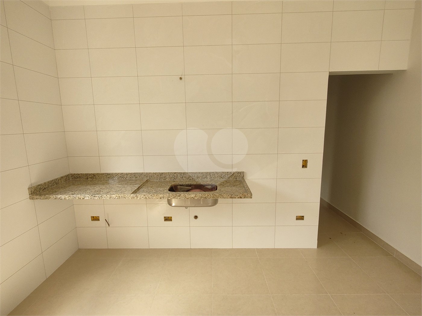 Casa térrea em Atibaia com 3 suítes, sala 2 ambientes, 2 vagas garagem, excelente localização, pronta para morar