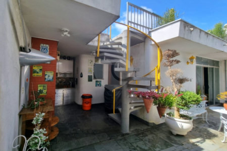 Sobrado com 300m² , 3 dormitórios , sendo 2 suítes , 4 vagas , à venda no Jabaquara.