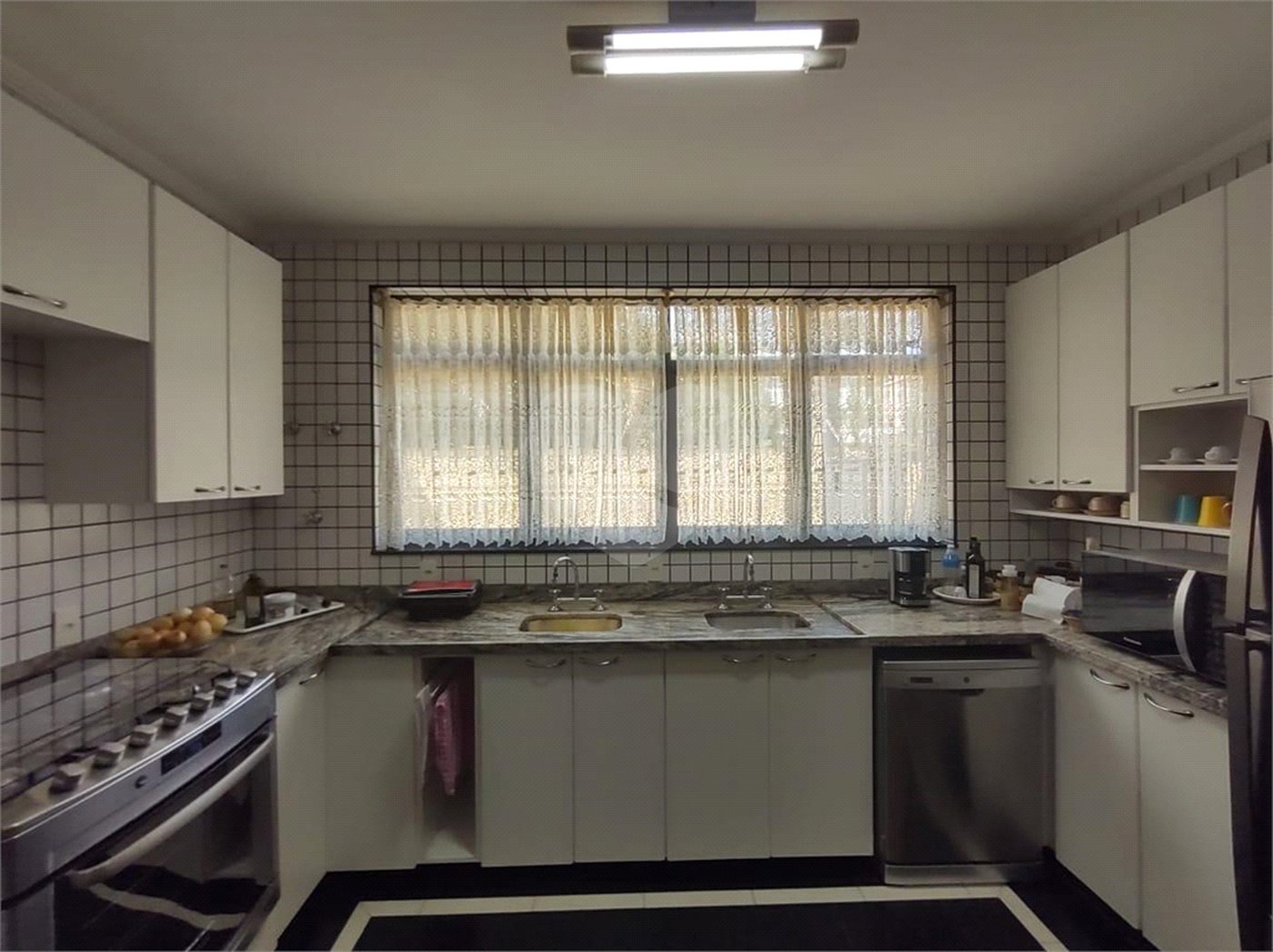 Casa à venda com 5 quartos, sendo 4 suítes, no condomínio Rancho Dirce, Sorocaba - SP
