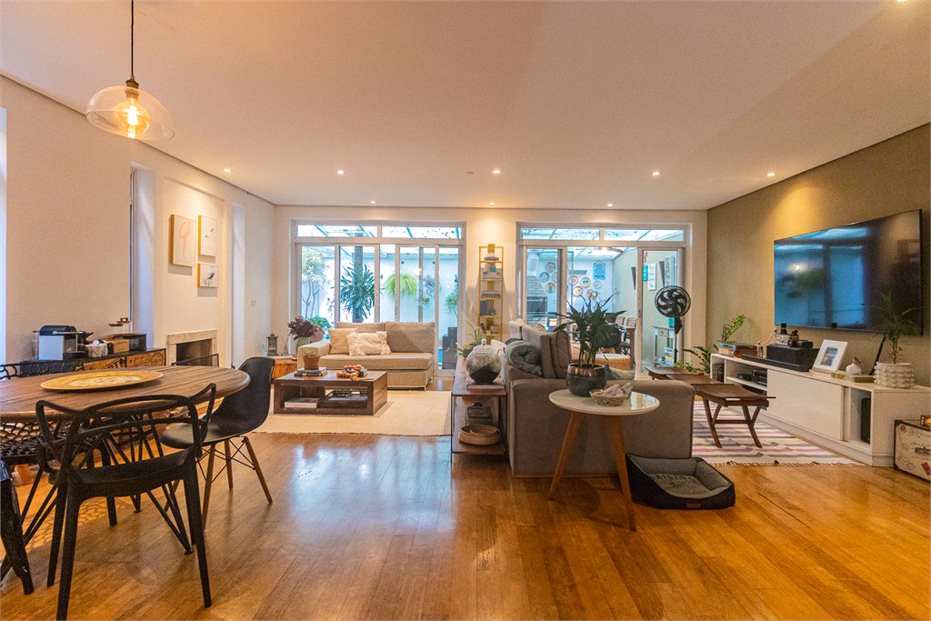 Casa à venda com 4 suítes no condomínio Vila Inglesa, São Paulo - SP